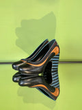 Close-up of chunky heel covered in cork and patent leather, Kron by Kronkron Black heels