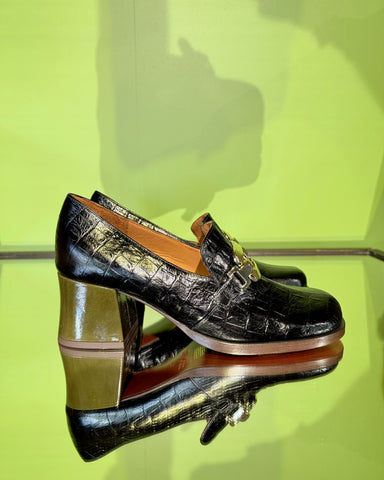 Side view of Chie Mihara TEIL black and ocher leather shoes