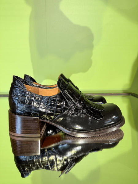 Side view of Chie Mihara XUDAI black croc-embossed leather shoes